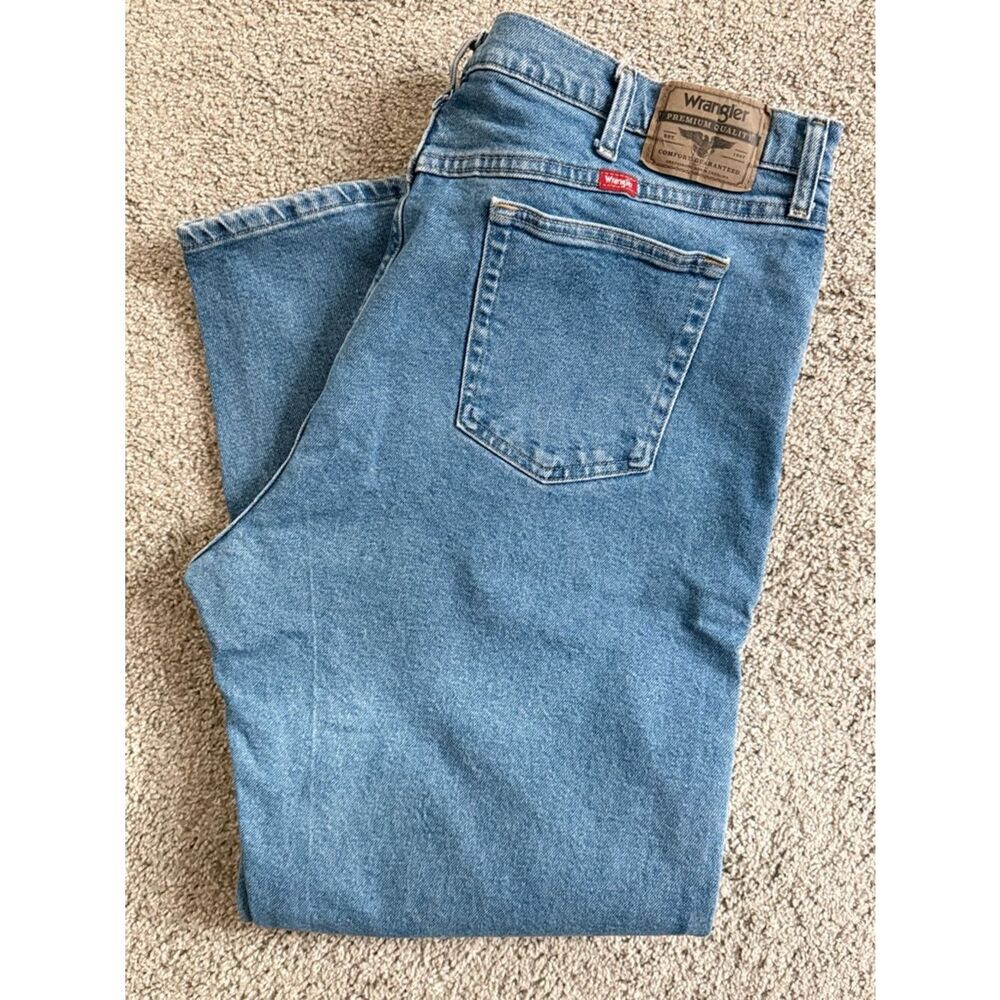 Wrangler Men's Light Blue Relaxed Fit Jeans
